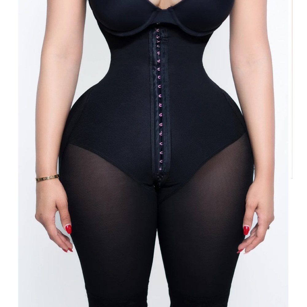 Skin Curvy by Erika Vega